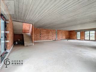 Dit pand dat initieel gebouwd werd om er een handelspand van te maken, kan mogelijks omgevormd worden tot woonst.Gemeente Gingelom werd reeds...