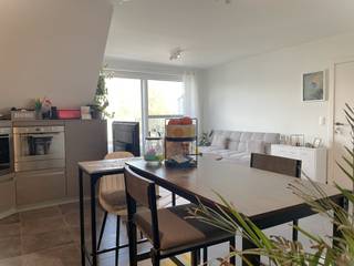 1-SLK appartement met ruim terras en carport in hartje Bonheiden!<br />Ontdek dit charmante en instapklare appartement met een bewoonbare oppervlakte van 60 m², ideaal gelegen op de tweede verdieping van een verzorgd gebouw met lift, in het centrum van Bonheiden. Dankzij de centrale ligging bevinden winkels, scholen en openbaar vervoer zich op wandelafstand.<br />Het appartement beschikt over een praktische indeling met een open en lichtrijke leefruimte (deze is voorzien van airco), bestaande uit een volledig ingerichte open keuken met eethoek en een gezellige zithoek. Via het grote schuifraam heeft u rechtstreeks toegang tot het uitzonderlijk ruime terras van maar liefst 40 m², waar u kan genieten van een groen en open uitzicht.<br />Verder omvat het appartement nog een comfortabele slaapkamer, een moderne badkamer met inloopdouche, lavabomeubel en toilet, en een berging/wasplaats met aansluiting voor wasmachine en droogkast.<br />Extra troeven zijn o.a. de bijkomende ruime private kelderberging van 8 m² en een privé autostaanplaats in een open carport achteraan het gebouw (parkeerplaats is reeds in de huurprijs inbegrepen).<br />EPC-score 139 kWh / (m² jaar) OF label B.<br />Gemeenschappelijke kosten: 80€/maand<br />Huurwaarborg: 3 maanden.<br />Onmiddellijk beschikbaar.<br />Niet-rokers / Geen huisdieren.<br />Voor meer info en/of een bezoek ter plaatse, contacteer Anne Raets via 0471/57 12 13 of stuur een mailtje naar info@buro14.be.