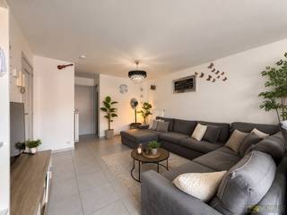 INSTAPKLAAR EN ENERGIEZUINIG APPARTEMENT, gelegen op een UITSTEKENDE LOCATIE IN HET CENTRUM van Oudenaarde, op WANDELAFSTAND van het station. Dankzij de CENTRALE LIGGING bevinden winkels, scholen, horeca, openbaar vervoer en andere voorzieningen zich binnen handbereik, waardoor u geniet van een IDEALE COMBINATIE van WOONCOMFORT en BEREIKBAARHEID. Dit VERZORGDE APPARTEMENT beschikt over een ENERGIEZUINIG KARAKTER en werd in 2025 voorzien van een NIEUWE CONDENSERENDE GASKETEL, wat bijdraagt aan een AANGENAME en EFFICIËNTE WOONERVARING. Een ABSOLUTE MEERWAARDE vormen de PRIVATIEVE, OVERDEKTE AUTOSTAANPLAATS en de PRIVATIEVE BERGING, die zorgen voor EXTRA COMFORT en PRAKTISCH GEBRUIKSGEMAK.<br />De indeling gaat als volgt: via de inkomhal met gastentoilet betreedt u de ruime en lichtrijke leefruimte met open ingerichte keuken. Verder beschikt het appartement over een ingerichte badkamer en 2 volwaardige slaapkamers, waardoor het perfect geschikt is voor starters, alleenstaanden, koppels of investeerders.<br />Buitenshuis geniet u van een knus en zonnig terras, waar u in alle rust kan ontspannen. De gelijkvloerse, overdekte autostaanplaats en de privatieve berging maken het geheel compleet.<br /><br />Adres: Broekstraat 94 bus 0302 te Oudenaarde<br /><br />EPC: 74kWh/m²; G-score en P-score C; Geen renovatieverplichting van toepassing; Bestuursmaatregelen in het maatregelenregister: Neen; Beschikbaar na opzeg aan huurders
