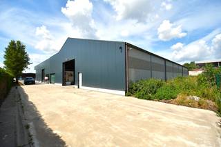 Loods te koop in het indsutriepark SCHATTING - De loods is voorzien van een sectionaal automatische poort en inkomdeur met groot raam. Het bedrijfspand kan dienst doen als magazijn voor opslag, uitbating van industriële of ambachtelijke activiteiten, alsook dienstverlenende activiteiten. De vloer is bekleed met polybeton. <br /><br />Momenteel verhuurd voor als beveiligde stalling voor caravans / boten / oldtimers ( 21 plaatsen).<br />Extra informatie:<br />- Opp. 850 m²<br />- 'Hörmann' automatische sectionaalpoort 5m op 5m<br /><br />Bereikbaarheid:<br /><br />- N32 (Torhoutse Steenweg): Deze weg verbindt Zedelgem met Torhout en heeft goede doorstroming.<br />- N368 (Heidelbergstraat): Verbindt Zedelgem met Oostkamp en biedt directe toegang naar omliggende regio’s.<br />- N9 (Brugse Steenweg): Een belangrijke verbindingsweg richting Brugge en verder.<br /><br />RICHTRIJS - 685.000 EUR - De vermelde prijs is een richtprijs: ieder bod wordt voorgelegd aan de eigenaars, die al dan niet kunnen ingaan op het voorstel.<br /><br />Contacteer ons voor meer informatie of om uw bezoek in te plannen - info@perspectiefvastgoed.be of 050 550 750