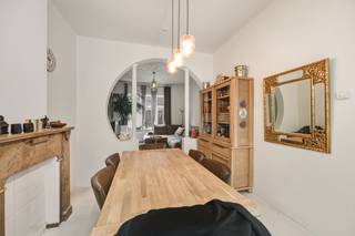 Achter deze karaktervolle gevel schuilt een bijzonder verzorgde woning die comfort, ruimte en een uitstekende ligging moeiteloos combineert...