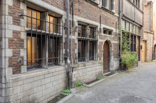 <p><strong>Karaktervolle loft met open indeling in hartje Antwerpen.</strong><br /><br /><strong>Indeling:</strong><br />Dit unieke loftappartement is gelegen in een charmante straat in het historische centrum van Antwerpen. Bij het betreden van het appartement komt u terecht in de ruime, lichtrijke leefruimte met prachtige authentieke elementen.</p>
<p>Aansluitend bevindt zich de volledig uitgeruste open keuken, voorzien van alle nodige toestellen en voldoende werk- en opbergruimte.</p>
<p>De open slaapkamer sluit rechtstreeks aan op de leefruimte en beschikt over kwalitatieve ingemaakte kasten. Verder vindt u de stijlvolle badkamer met een dubbele wastafel en een ruime inloopdouche. Het toilet is afzonderlijk voorzien.<br /><br /><strong>Bijzonderheden:</strong><br />EPC-score C.<br />Deels gemeubeld.<br />Maandelijkse provisie: €120 (verwarming appartement, onderhoud en elektriciteit van de gemeenschappelijke delen).<br /><br /><strong>Ligging:</strong><br />Gelegen op een absolute toplocatie in het historische centrum van Antwerpen, in een rustige straat op wandelafstand van de Grote Markt, de Groenplaats, de Scheldekaaien en het bruisende stadsleven. Winkels, gezellige restaurants, cafés en openbaar vervoer bevinden zich in de onmiddellijke omgeving, waardoor u geniet van alle troeven die de stad te bieden heeft.</p>