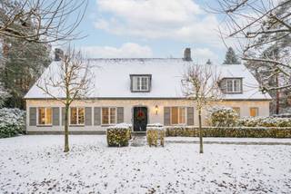 Si vous souhaitez planifier une visite, veuillez demander une visite via www.hillewaere.be via le bouton rouge.Villa luxueuse et spacieuse avec...