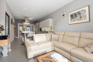 Deze charmante woning in Blankenberge verwelkomt je met een prachtige voorgevel die meteen in het oog springt. Via de inkomhal betreed je de volledig uitgeruste keuken, een droom voor elke kookliefhebber. Deze gaat naadloos over in de gezellige leef- en eetruimte, waar het heerlijk vertoeven is met familie en vrienden.

Aansluitend vind je achteraan een ruime, zonovergoten veranda die baadt in het licht en uitkijkt op de knusse stadskoer. Deze buitenruimte vormt de ideale plek om te ontspannen of gezellig samen te zitten. Via de stadskoer bereik je bovendien de garage achteraan het perceel, die ook toegankelijk is via de Akkerstraat en extra opbergruimte biedt.

Terug in de woning brengt de trap in de inkomhal je naar de eerste verdieping, waar zich een eerste volwaardige slaapkamer bevindt, samen met een bijzonder ruime en volledig afgewerkte badkamer.

Op de zolderverdieping bevindt zich nog een tweede slaapkamer, die verder naar eigen smaak en wensen kan worden ingericht.

Een ideale woning voor wie op zoek is naar ruimte, licht en praktische mogelijkheden, gecombineerd met een aangename ligging aan de kust.

De woning kent een gunstig EPC en een recentelijk volledig vernieuwde elektrische installatie is . Ten slotte telt de woning ook nog eens 6 zonnepanelen.

👉 Plan nu je bezoek via jens@keyimmo.be of 0496 41 55 77 en ontdek deze kans in Blankenberge