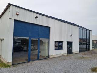 Op industrieterrein De Waerde in Zonhoven is dit bedrijfsgebouw van 1200m² beschikbaar vanaf februari 2027. De magazijnen werden in 2 fases gebouwd (elk 600m²) en zijn voorzien van inpandige kantoren met stapelruimte op de mezzanine. Het voorste gedeelte is verwarmd en voorzien van burelen, sanitair en een kitchenette. In de achterste hal is een werkplaats gebouwd van 170m² waarboven ook stapelruimte is voorzien. Het voorste magazijn is verwarmd op stookolie, de burelen deels met een lucht-lucht warmtepomp en deels met elektrische radiatoren (PV-installatie 6.6kW aanwezig).<br /><br />Het terrein van 2.280m² is omheind en toegankelijk via 2 grote elektrische poorten. Het pand is toegankelijk via een brede sectionaalpoort (8m) aan de zijkant. Ter hoogte van de glaspartij aan de voorzijde is het mogelijk om de 2de poort opnieuw in gebruik te nemen. Ruim voldoende parkeergelegenheid.<br /><br />TROEVEN:<br />- zeer goede ontsluiting met de E314 op 2.5km<br />- PV-installatie<br />- afgesloten buitenterrein<br /><br />Iab - Vg - Gmo - Gvkr -Gvv<br /><br />Voor meer info: info@jansenrealestate.be of 011/39.90.50