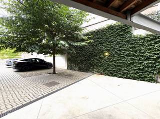 <p><span>AUTOSTAANPLAATS IN CENTRUM</span></p><p><span> </span></p><p><span>In volle centrum, op enkele passen van stations en Grote Markt is deze open autostaanplaats vlot bereikbaar.<br />Achter een afgesloten poort in een kleine residentie staat uw wagen veilig geparkeerd.</span></p><p><span> </span></p><p><span>VLOT BEREIKBAAR<br />MOOI AFGESLOTEN</span></p>