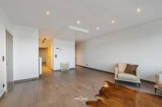 Bent u op zoek naar een prachtig instapklaar appartement op een uitstekende ligging? Gevonden!<br />Dit appartement is een perfecte start of een ideale investering. <br /><br />We komen binnen in de open leefruimte die een fenomenaal zicht heeft op De Schelde. De keuken beschikt over een granieten werkblad, dubbele spoelbak, kookplaat, oven, ijskat en dampkap. In de hal is er een vestiaire, een aparte berging met aansluitingen en een apart hangtoilet. <br /><br />Achteraan is er een ruime slaapkamer met ensuite badkamer die is voorzien van dubbele lavabo en grote douche.<br /><br />Als kers op de taart beschikt deze parel over een centraal stofzuigsysteem, een klein terrasje en een gesloten berging in de kelder? Woonoppervlakte volgens EPC, op plan is het appartement groter! Contacteer ons voor een bezoek via 052 46 38 03.