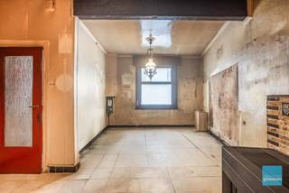 In het hart van Zele, op wandelafstand van winkels, scholen en het station, bevindt zich deze te renoveren woning met veel potentieel.Dankzij de...