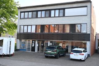 <p>Gezellig tweeslaapkamer appartement op centrale locatie, vlakbij de markt, winkels en uitvalswegen. Dit centraal gelegen appartement bevindt zich op de tweede verdieping (links boven) en biedt een ideale mix van rust en centrale ligging.</p>

<p>Via de trap bereiken we de tweede verdieping, waar we de woning binnenstappen via een ruime inkomhal die toegang geeft tot alle vertrekken.</p>

<p>Vanuit de inkomhal betreden we de ruime en lichtrijke woonkamer, met grote ramen en elektrische rolluiken die voor veel lichtinval zorgen. Aansluitend bevindt zich de keuken, uitgerust met alle voorzieningen.</p>

<p>Eveneens vanuit de inkomhal bereiken we de eerste, zeer ruime slaapkamer (master bedroom), voorzien van airco met buitenunit. De tweede slaapkamer is ideaal in te richten als kinderkamer, hobbykamer of berging, en geeft tevens toegang tot het terras, een fijne plek om te zitten of om de vuilnisbakken te plaatsen.</p>

<p>Tot slot is er de badkamer, uitgerust met lavabo, toilet, douche en aansluitingen voor de wasmachine. Hier bevindt zich ook de CV-ketel.</p>

<p>Het appartement is gelegen in Geel-Elsum, een uitstekende locatie dicht bij het centrum en vlot bereikbaar via alle uitvalswegen. Winkels en centrum zijn op wandelafstand.</p>

<p>Een ideale keuze voor starters die zelfstandig gaan wonen, een jong koppel, of als investering!</p>

<p><strong>Kerngegevens:</strong><br />
-Bewoonbare oppervlakte: 83 m²<br />
-EPC: F (578 kWh/m²)<br />
-Vraagprijs: €169.000</p>

<p><strong>Troeven:</strong></p>
<ul>
<li>-Elektrische rolluiken</li>
<li>-Dubbel glas</li>
<li>-Geen gemeenschappelijke kosten</li>
<li>-Parkeergelegenheid voor de deur, voor of na de openingsuren van de garage</li>
<li>-Centrale ligging</li>
<li>-Uitvalswegen vlot bereikbaar</li>
</ul>

<p>Ontdek de ruimte en de mogelijkheden van dit appartement en plan snel uw bezichtiging!</p>

<p>+32495744841</p>