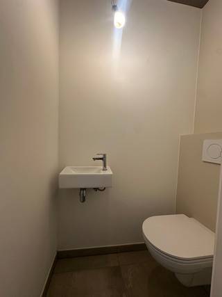 Deze woning is gelegen in het centrum Staden.Op het gelijkvloers is de indeling als volgt: inkomhal met gastentoilet, leefruimte, open geïnstalleerde...