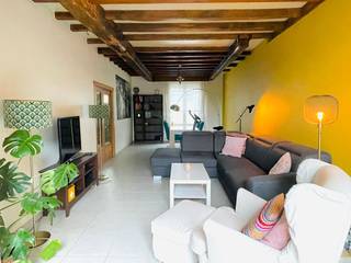 Droom je al lang van een warme thuis met karakter? Laat dan deze woning niet aan je neus voorbij gaan.<br />Het karakter van deze woning weerspiegelt zich in de mooie originele elementen die bewaard zijn gebleven.<br /><br />Van de prachtige houten balken doorheen de woning tot knappe authentieke houten deuren... het maakt het geheel af.<br /><br />En hoeveel licht heb je nodig? In dit pand word je overweldigd door de gigantische hoeveelheid natuurlijke lichtinval en dit op elke verdieping!<br />Loop je even mee?<br /><br />Beneden kom je via een gezellige ruime hal in een ruime leefruimte. Hier heb je niet alleen veel plek om te tafelen en te rusten, maar ook het grote raam met zicht op de tuin geeft je een gevoel van ruimte.<br /><br />Achter het hoekje piept een gezellige keuken. Alles bij de hand om een lekker diner klaar te maken.<br /><br />De aansluitende berging dient als extra stockageruimte, maar ook de wasjes en plasjes worden hier gedaan.<br /><br />Op de eerste verdieping geven de badkamer met ligbad, douche en toilet, én 2 ruime slaapkamers uit op een sfeervolle overloop. De zolderkamer is omgetoverd tot een zeer ruime master bedroom. En het knappe uitzicht krijg je er helemaal gratis bij.<br /><br />Daarnaast beschikt de woning over een kelder en een apart gastentoilet.<br />Wil je graag deze sfeervolle woning bezoeken? Geef dan gerust een seintje.<br /><br />Beschikbaar vanaf 1 november 2026.