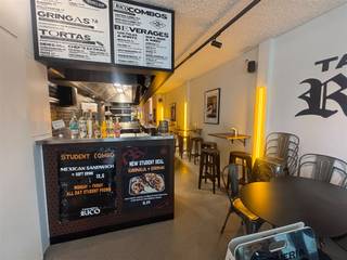 <p>In de Tiensestraat, in het hartje van Leuven, kan je deze uitzonderlijke kans terugvinden. De <span><strong>Taqueria Rico</strong></span>, een uitstekend<span><strong> goedlopende snackbar/restaurant</strong></span> kan overgenomen worden en dit in één van de meest dynamische en gewilde universiteitssteden van België.</p><p>Dankzij de<span><strong> strategische ligging</strong></span> op een uitstekende, goed zichtbare locatie en in het<span><strong> midden van de stad</strong></span>, profiteert het bedrijf van een <span><strong>constante stroom aan bezoekers</strong></span>. Dit gaat van studenten en professionals tot bezoekers het hele jaar door. In deze omgeving worden regelmatig markten, culturele evenementen en universitaire activiteiten georganiseerd. Ook dit zorgt voor een consistente en sterke inkomstenstroom.</p><p>Taqueria Rico is een gevestigde horecazaak met een <span><strong>trouwe klantenkring</strong></span> en een <span><strong>sterke lokale reputatie</strong></span> in Leuven. Het restaurant beschikt over een <span><strong>volledig ingerichte en operationele handelsruimte</strong></span> van ca. 80 m², inclusief sanitaire voorzieningen, en wordt aangeboden in instapklare staat voor een onmiddellijke verderzetting van de activiteiten.</p><p>Meer informatie of een bezichtiging ter plaatse? Aarzel niet en neem contact op met Jacky: jacky@connect-immo.be of 0495 53 46 49</p>