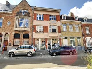 Maison très commodément située avec 3 chambres et terrasse spacieuse. Situé au centre mais à proximité des routes. Résidences spacieuses ! Favorable dans la consommation. Classification :<br /><br />Rez de chaussée : Hall d'entrée avec débarras.<br />Étage+1 : Entrée - spacieux séjour lumineux (45 m²) avec cheminée - cuisine ouverte (11 m²) avec réfrigérateur, plaque de cuisson, hotte, évier et placards - grande terrasse orientée sud (17 m²) avec débarras communicant.<br />Etage +2 : Hall de nuit avec 3 chambres (12 + 17 + 16 m²) - salle de bain spacieuse avec baignoire, douche, WC et mobilier de salle de bains avec double lavabo.<br /><br />=> Gratuit et prêt à emménager à partir du 01/10/2020.<br />=> CPE 247 kWh/m² - UC 124480.