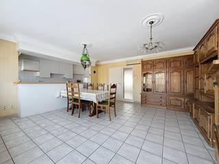 Appartement lumineux situé au centre-ville de Nieuport, offrant un potentiel de rénovation, à quelques pas du quai, de la Grand-Place, des...