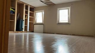 Deze woning is gunstig gelegen nabij het centrum van Herzele, in de buurt van winkels, scholen en openbaar vervoer.Bij het binnenkomen bevindt zich...