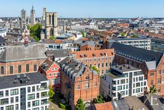 Dit uitzonderlijke penthouse maakt deel uit van de prestigieuze herontwikkeling van het voormalige Sint-Amanduscollege en het Alexianenklooster en wordt exclusief aangeboden via Access Estate.<br />BEZOEKDAG OP AFSPRAAK!<br />Maak uw afspraak via +32 472 60 91 51 (telefoon, sms of Whatsapp).<br /><br />Gelegen aan de Oude Houtlei, op wandelafstand van de Korenmarkt, de Sint-Michielskerk en het bruisende stadscentrum van Gent, bevindt zich dit lichtrijke duplex penthouse op de derde verdieping van een karaktervolle residentie. Met een bewoonbare oppervlakte van 125 m² (exclusief terras) biedt dit appartement een uitzonderlijk gevoel van ruimte, comfort en privacy.<br /><br />Een absolute meerwaarde is het aangename dakterras van circa 14 m², waar u in alle rust kunt genieten van een prachtig uitzicht over de omgeving. De centrale ligging combineert het beste van twee werelden: de levendigheid van de stad ligt letterlijk om de hoek, terwijl de vlotte aansluiting op de binnenring zorgt voor een uitstekende bereikbaarheid richting diverse snelwegen. Daarnaast bestaat de mogelijkheid om twee privatieve ondergrondse staanplaatsen aan te kopen (€ 50.000 per plaats).<br /><br />De site werd in 2011 met grote zorg en respect voor haar historische erfgoed herontwikkeld. Daarbij werd bijzondere aandacht besteed aan duurzaamheid, authenticiteit en kwalitatieve afwerking, wat resulteert in een woonomgeving met een uniek karakter.<br /><br />Het appartement verwelkomt u via een inkomhal met gastentoilet en praktische berging. Op dit niveau bevinden zich twee volwaardige slaapkamers die beide rechtstreeks aansluiten op een badkamer uitgerust met een lavabo en douche. Verder vindt u een lichtrijke leefruimte met eet -en zitplaats die aansluit op de open geïnstalleerde keuken. De trap in de leefruimte leidt naar het verdiep waar er nog een multifunctionele ruimte aanwezig is die toegang verschaft naar het zonnige dakterras. Aan de overzijde van het dakterras bevindt zich bovendien nog een volledig afgewerkte kamer die perfect kan worden ingericht als thuisbureau, logeerkamer/ slaapkamer of hobbyruimte. <br /><br />Troeven:<br />- grote bewoonbare oppervlakte met kwalitatieve afwerking;<br />- recente herontwikkeling waardoor het volledig instapklaar is;<br />- toegang via lift;<br />- ruim dakterras met privacy en mooi uitzicht;<br />- unieke locatie in een historisch kader<br />- optioneel: aankoop 2 ondergrondse staanplaatsen.<br /><br />Keuringen:<br />- EPC: label B;<br />- elektrische installatie: conform;<br />- asbestattest: asbestveilig.<br /><br />Bent u op zoek naar een exclusieve woonst met karakter, ruimte en een uitzonderlijke ligging in Gent? Dan biedt dit unieke duplex penthouse een zeldzame kans. Contacteer Access Estate vandaag nog en reserveer uw plaats voor de bezoekdag.