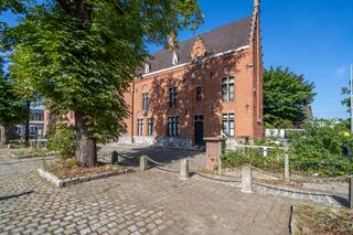 Aan de Tolhuiskaai  6 in Gent vind je deze charmante, neogotische sluiswachterswoning met een woonoppervlakte van 199 m². De woning is...