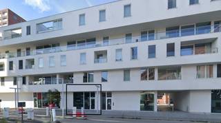 <p><strong>Te Koop: Handelspand – in Leuven (gelegen in de Balk van Beel)</strong></p>
<p>Ben jij op zoek naar een handelspand met een enorm potentieel? Dit handelspand (momenteel ingericht als restaurant), gelegen aan de prachtige vaart in Leuven, is nu te koop!</p>
<p><strong>Waarom dit pand jouw nieuwe succesverhaal kan worden:</strong></p>
<p><strong>Toplocatie</strong>: Gelegen aan de Vaart, in een bruisende buurt met zowel lokale als toeristische bezoekers. De ideale plek voor elke (horeca)zaak!</p>
<p><strong>Ruimtelijke mogelijkheden</strong>: Dit pand biedt tal van mogelijkheden voor herinrichting en uitbreiding van je concept. Of je nu een restaurant, café, kapperszaak, warme bakker, personal training, of iets anders wilt starten, de ruimte biedt talloze mogelijkheden.</p>
<p><strong>Details van het pand:</strong></p>
<ul>
<li>
<p>Gelegen aan de Vaart, één van de meest hippe buurten in Leuven</p>
</li>
<li>
<p>Leuke (horeca)ruimte met de nodige faciliteiten</p>
</li>
<li>Unieke sfeer en karakter die klanten aantrekt</li>
<li>Ook mogelijk om slechts de helft van de oppervlakte aan te kopen</li>
</ul>
<p><strong>Meer info of een bezichtiging?</strong> Neem vandaag nog contact op voor meer details of om een bezoek in te plannen!</p>
<p><strong>Jouw toekomst begint hier!</strong></p>