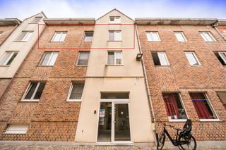 <p><span>RUIM APPARTEMENT MET 2 SLAAPKAMERS, TERRAS EN GARAGE (+ € 30.000) IN HARTJE MECHELEN</span></p><p><span>Bent u op zoek naar een ruim en instapklaar appartement op een toplocatie in het centrum van Mechelen? Dan is dit lichtrijke appartement op de tweede verdieping van Residentie Bergstraat beslist een bezoek waard.</span></p><p><span>Via de inkomhal bereikt u de verschillende ruimtes van het appartement. De royale leefruimte met open keuken geniet van veel natuurlijke lichtinval en geeft rechtstreeks uit op een aangenaam terras waar u in alle rust kunt ontspannen.</span></p><p><span>Het appartement beschikt verder over twee volwaardige slaapkamers, een badkamer met ligbad en lavabomeubel, een apart gastentoilet en een praktische berging met individuele gaswandketel. Daarnaast beschikt u over een privatieve kelderberging en een gemeenschappelijke wasruimte.</span></p><p><span>Bij het appartement dient verplicht een afgesloten garage aangekocht te worden voor 30.000.</span><span> Zo bent u verzekerd van een veilige parkeerplaats, een absolute meerwaarde in het centrum van Mechelen.</span></p><p><span>Dankzij de uitstekende ligging combineert u hier de levendigheid van de Mechelse binnenstad met het comfort van een ruim appartement en een eigen garage. Ideaal als gezinswoning, eerste aankoop of als zorgeloze investering.</span></p>