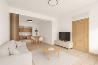 Ontdek deze ruime woning met 5 slaapkamers, ideaal voor gezinnen die op zoek zijn naar ruimte en potentieel.<br /><br />Het gelijkvloers verwelkomt je met een inkomhal, een lichtrijke leefruimte, een aparte eetkamer en een volledig ingerichte keuken met veranda die uitkijkt op de tuin. Daarnaast vind je er een slaapkamer, douchekamer en wasruimte. Ideaal voor wie gelijkvloers wil wonen of een extra logeerkamer nodig heeft.<br /><br />Op het eerste verdiep bevinden zich twee grote slaapkamers, elk met een eigen dressing. Het zolderverdiep werd volledig ingericht en biedt twee bijkomende kamers, een tweede badkamer en een apart toilet.<br /><br />Een bijzonder pluspunt is het aangrenzende bouwperceel met eigen kadastraal nummer, perfect voor wie wil uitbreiden, investeren of een bijkomende woning wil realiseren. Achteraan is er bovendien een extra garage of opslagruimte, bereikbaar via de tuin.<br /><br />De woning ligt in een rustige straat, dicht bij het centrum van Asse, scholen, winkels en belangrijke invalswegen. Een woning met veel mogelijkheden, toekomstpotentieel en een uitstekende ligging.<br /><br />Interesse? Contacteer Morgane via morgane@woonvast.be<br />.