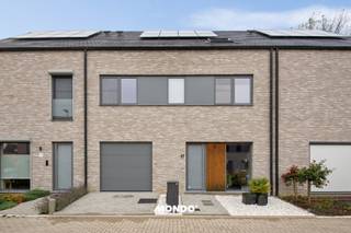 In een rustige, doodlopende straat in het centrum van Ruisbroek vind je deze prachtige recente en energiezuinige BEN-woning. <br /><br />De woning combineert modern comfort met een idyllisch uitzicht op het achterliggende natuurgebied. Ideaal voor wie houdt van rust, licht en groen.<br /><br />Op de benedenverdieping geniet je van een ruime, lichtrijke leefruimte met open keuken, een praktische wasplaats, toilet en een inpandige garage. Op de eerste verdieping bevinden zich drie ruime slaapkamers an respectievelijk 21,5 m², 16 m² en 14,1 m². Een stijlvolle badkamer met ligbad, inloopdouche en dubbele lavabo. <br />De vaste trap leidt naar de afgewerkte zolderverdieping met twee bijkomende kamers 16 m² en 30 m² samen met een technische ruimte en opslagruimte.<br /><br />De woning is uitgerust met vloerverwarming op het gelijkvloers, radiatoren boven, een condensatieketel, ventilatiesysteem D, 8 zonnepanelen en een regenwaterput.<br /><br />Kortom, een instapklare, energiezuinige woning met veel ruimte, een prachtig uitzicht en een bijzonder rustige ligging. Een perfecte thuis voor wie kwaliteit en duurzaamheid waardeert!<br /><br />Meer info of een bezoek ter plaatse? <br />Contacteer Marte Van Damme <br />marte@mondovastgoed.be<br />Tel: +32 498 40 40 50