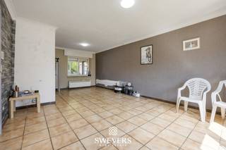 Voor meer info en foto’s, surf naar www.swevers.be – Deze halfopen gezinswoning aan Groenhof 11 in Gingelom biedt met haar 162 m² bewoonbare oppervlakte heel wat ruimte en mogelijkheden. De woning werd gebouwd in 1977 en verkeert in verder op te frissen staat. Dankzij de recent geplaatste ramen in 2025 geniet u alvast van extra wooncomfort en een verbeterde energieprestatie. Op het gelijkvloers verwelkomt de inkomhal u met toegang tot een apart toilet en een praktische berging. De ruime woonkamer vormt het hart van de woning en biedt plaats voor een gezellige zit- en eethoek. Aansluitend bevindt zich de keuken van 20 m². Verder vindt u op deze verdieping nog een extra eetkamer en een inpandige garage voor één wagen. De eerste verdieping telt vier volwaardige slaapkamers van respectievelijk 20 m², 16 m², 12 m² en 9 m². Hierdoor is er voldoende ruimte voor een gezin of voor wie een bureau of hobbykamer wenst. De badkamer bevindt zich centraal tussen de slaapkamers. Extra troeven zijn de ruime zolder van circa 40 m², ideaal als opslagruimte of voor verdere invulling volgens eigen behoeften. Het perceel van 580 m² beschikt over een aangename noordgerichte tuin van ongeveer 435 m², waar u in alle rust kunt genieten van het buitenleven. Er is voldoende ruimte voor een terras, speelzone of groene tuin. De woning ligt bovendien op een vlot bereikbare locatie. Scholen en kinderopvang bevinden zich binnen 1 km, een bushalte ligt op slechts 150 meter en winkels, restaurants en andere voorzieningen zijn gemakkelijk bereikbaar. Een interessante woning voor wie op zoek is naar ruimte, een grote tuin en veel potentieel in Gingelom. Voor meer informatie, bel 012 699 900. Bron bewoonbare oppervlakte: EPC – verslag