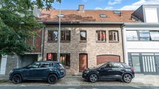 <p>Praktisch ingedeelde en prachtige rijwoning met 5! slaapkamers én inpandige garage gelegen in een rustige straat vlakbij het centrum en het station van Herentals.<br /><br /><strong>Indeling<br /></strong><span>Gelijkvloers<br /></span>+ Inkomhal met trap in natuursteen naar de verdieping<br />+ Apart gastentoilet met handenwasser<br />+ Lichtrijke leefruimte met zicht op het eigen stadstuintje<br />+ Aangrenzende L-vormige keuken met toegang tot het terras en de tuin<br />+ Berging / wasplaats met rechtstreekse toegang tot de tuin<br />+ Inpandige garage met douchehoekje, uitgietbak en toegang tot de CV - ruimte<br /><br /><span>1e verdieping</span><br />+ Nachthal met overloop<br />+ Badkamer met ligbad, lavabo en toilet<br />+ Slaapkamer 1<br />+ Slaapkamer 2<br />+ Slaapkamer 3 met trap naar de zolderverdieping (kunnen opgesplitst worden zodat je niet door de slaapkamer zelf moet)<br />+ Bureau / bergruimte<br /><br /><span>2e verdieping</span><br />+ Ruime nachthal (nog deels verder in te richten)<br />+ Slaapkamer 4<br />+ Slaapkamer 5<br /><br /><strong>Buitenruimte</strong><br />Stadstuintje bereikbaar vanuit keuken en bergruimte.<br /><br /><strong>Extra info</strong><br />+ EPC: 194 kWh/m²/jaar met label B en UC 3957731<br />+ CV op aardgas middels radiatoren<br />+ Overal rolluiken voorzien<br />+ Elektrische installatie niet conform het AREI: enkel de schema's ontbreken!<br />+ Asbestattest: Onderdak in menuiserite en mogelijks de roofing van het plat dak thv keuken en bergruimte (geen staal genomen)<br /><br /><strong>Ligging<br /></strong>Gelegen in een kindvriendelijke omgeving in het centrum van Herentals, op wandelafstand van de Grote Markt, winkels, scholen, eetgelegenheden, openbaar vervoer en de omliggende natuur. Ook het treinstation en diverse bushaltes bevinden zich in de onmiddellijke nabijheid. Dankzij de vlotte bereikbaarheid van de belangrijkste invalswegen en de oprit van de E313 zijn ook de omliggende gemeenten gemakkelijk bereikbaar.<strong><br /></strong></p>