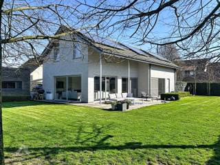 Instapklare alleenstaande woning op 675m² in de residentiele omgeving bestaande uit een inkomhal met gastentoilet, lichtrijke leefruimte met...