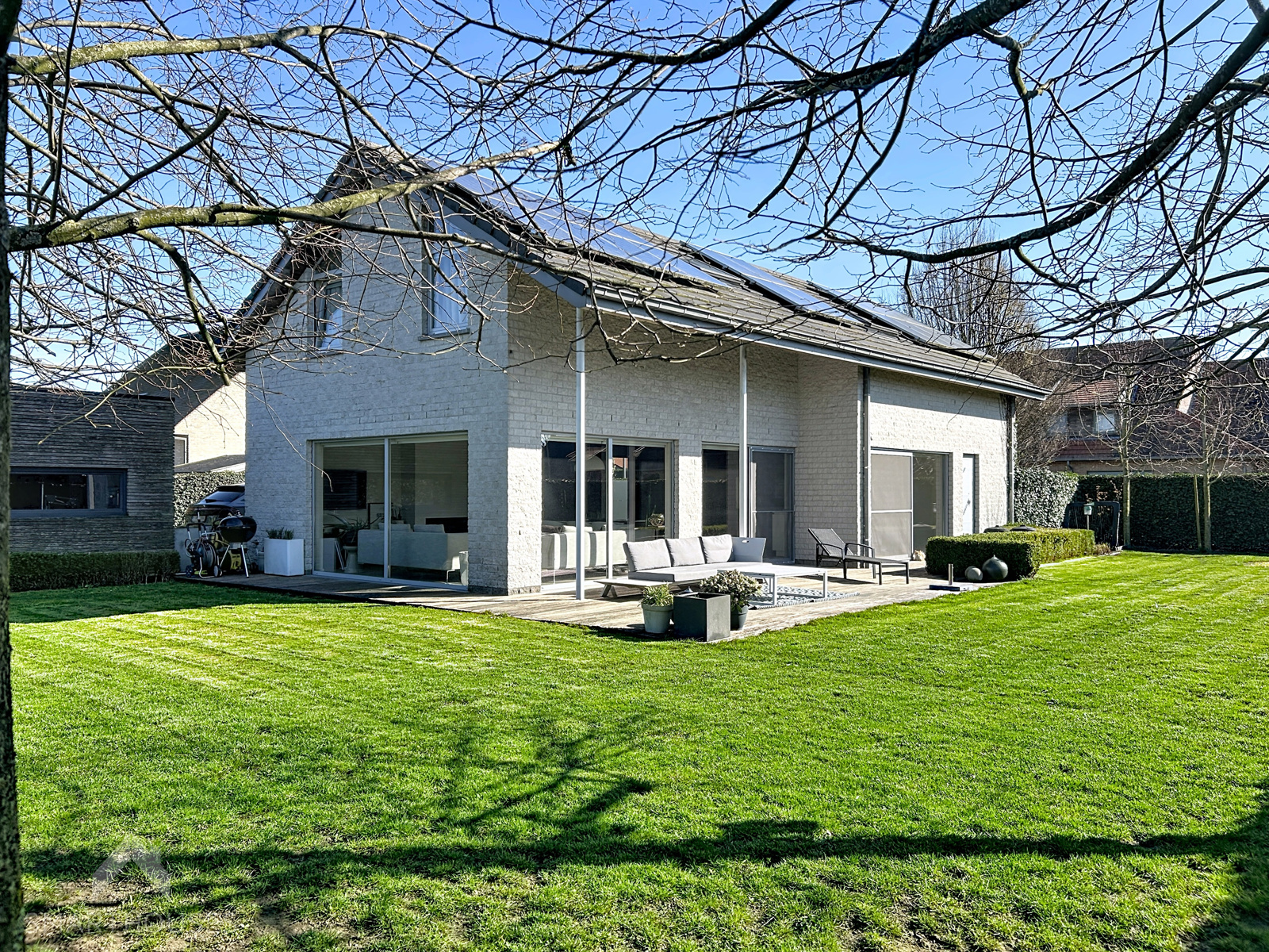 Alleenstaande woning met 3 slaapkamers, bureel en tuin - foto 2