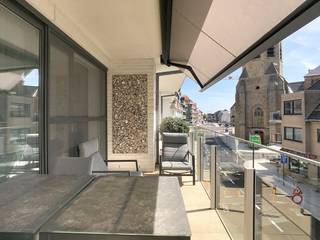 Schitterend appartement met 2 slaapkamers te huur in het centrum van Middelkerke, Westendelaan 24, gelegen in de jonge (2020) residentie “Green Park”. Dankzij de uitstekende ligging woont u hier op een steenworp afstand van winkels, het openbaar vervoer en het park! Het appartement blinkt uit in ruimte en is met veel oog voor detail afgewerkt. Bovendien is het uitgerust met 2 ruime terrassen (elk 10 m²), waardoor u de hele dag door van de zon kunt genieten! Daarnaast is er de optie om een parkeerplaats achter het gebouw te huren voor € 100,00 per maand. <br /><br />Indeling:<br />- inkomhal/ nachthal<br />- ruime leefruimte<br />- geïnstalleerde open keuken<br />- terras (vooraan)<br />- bergruimte <br />- badkamer <br />- apart toilet<br />- slaapkamer 1<br />- slaapkamer 2<br />- terras (achteraan)<br /><br />troeven:<br />- recent appartement (2020)<br />- uiterst centrale ligging!<br />- 2 ruime terrassen!<br />- 2 fietsplaatsen bijhorend!<br />- mogelijkheid tot bijhuren van staanplaats<br /><br />Algemene kosten: € 75,00 per maand<br /><br />Het appartement is beschikbaar vanaf 1/12.<br /><br />Bent u geïnteresseerd in dit pand te huur in Middelkerke? Ga naar de website www.dewaele.com, klik op het pand dat je wenst te huren. Via de rode knop "vraag je bezoek aan" vragen we u kort een profiel in te vullen. Daarna nemen we contact op voor een bezoek. Telefonisch kunnen er geen afspraken gemaakt worden.