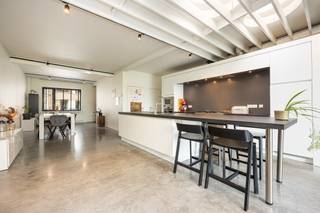 <strong>Gerenoveerde stadswoning met drie slaapkamers en een garagebox op een perceel van maar liefst 354 m² nabij het centrum van Turnhout! EPC 225 kWh/m²<br /><br />Ligging<span>: </span></strong>zeer centrale ligging nabij het centrum van Turnhout, met openbaar vervoer, winkels, horeca, scholen… op fiets- en wandelafstand. Ook het Stadspark bevindt zich in de nabije omgeving en er is een zeer vlotte verbinding naar buurgemeenten en de autostrade! <span><br /><br /><strong>Indeling</strong>: -1: kelder. +0: inkomhal met gastentoilet - leefruimte met open keuken - berging. +1: slaapkamer met dressing - badkamer. +2: apart toilet - twee slaapkamers. Garagebox.<br /><br /><strong>Omschrijving</strong>: de leefruimte is achteraan volledig opengetrokken met glaspartijen, ook zijn er verschillende dakkoepels voorzien waardoor deze enorm veel natuurlijk licht geniet. De gepolierde betonvloer geeft de ruimte een strakke, industriële uitstraling. De open keuken is uitgerust met alle moderne apparatuur zoals een groot gasvuur met vijf pitten en een grote oven, zowel een microgolf- als een gewone oven, een vaatwasser, anderhalfe spoelbak met een kraan met uittrekslang en een ingebouwde diepvries en ijskast. Naast de keuken is er zowel in de aparte berging als in de droge kelder nog voldoende opbergruimte voorzien.<br /><br />Op de eerste verdieping komen we in de grootste slaapkamer met bijhorende dressing. Daarnaast ligt de badkamer welke is voorzien van een lavabomeubel met dubbele spoelbak, een ruime inloopdouche en een ligbad. <br /><br />Op de tweede verdieping is er opnieuw een apart toilet voorzien. Gezien de slaapkamers zijn opengetrokken tot in de nok bieden beide een zeer ruimtelijk gevoel. Ook zit er in beide kamers aansluiting voor een extra lavabo klaar. <br /><br />Desondanks de woning vlakbij het centrum van Turnhout gelegen is biedt de groene diepe tuin een oase van rust. Via de tuin is er ook rechtstreekse toegang tot de bijhorende garagebox (inbegrepen in de vraagprijs). Daarnaast heeft u zelfs de optie nog een tweede garage bij aan te kopen in ditzelfde garagecomplex voor €25.000! <br /><br /><strong>Bijzondere informatieplicht</strong>: in aanvraag. </span>