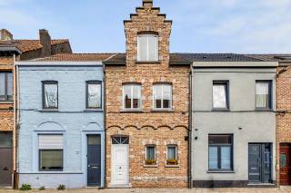 Deze instapklare en goed onderhouden rijwoning met karaktervolle trapgevel – haast een klein kasteeltje – bevindt zich in het hart van Sint-Niklaas en vormt de ideale starterswoning voor wie comfort en ligging wil combineren.
Met een bewoonbare oppervlakte van 133 m² biedt deze woning een lichtrijke leefruimte met gezellige niveauverschillen, naadloos aansluitend op een open keuken die voorzien is van alle hedendaagse comfort. Vanuit de leefruimte geniet u van een aangenaam zicht op het terras en de verzorgde stadstuin met praktisch tuinhuis.
Op de verdiepingen bevinden zich drie ruime slaapkamers, een badkamer met lavabomeubel, ligbad en tweede toilet, en extra bergruimte. De woning beschikt daarnaast over twee toiletten, een handige berging en een vaste trap naar elke verdieping.
Technisch is alles in orde: dubbele beglazing, dakisolatie en een condenserende gasketel zorgen voor een gunstig EPC van 201 kWh/m² (net geen label B).
Dankzij de centrale ligging, vlakbij winkels, scholen, openbaar vervoer en op wandelafstand van de Grote Markt, geniet u hier van een uitstekende bereikbaarheid. Vlotte verbindingen naar E17, N16 en N41 en parkeermogelijkheden in de straat maken het plaatje compleet. Bel of mail ons nu voor een afspraak op het nummer: 052/46.38.03 of info@uw-huis.be en wie weet tot binnenkort! 
