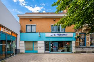 LIGGING<br />Gelegen in het centrum van Deinze bevindt zich deze te renoveren commerciële eigendom met woongelegenheid. Het pand is gelegen in de Tolpoortstraat, een centrale handelsstraat met een gevarieerd aanbod aan winkels, horecazaken en dienstverlenende ondernemingen, en geniet van een uitstekende visibiliteit.<br />In de onmiddellijke omgeving bevinden zich tal van handelszaken, scholen, openbare voorzieningen en haltes van het openbaar vervoer. Bovendien zijn de belangrijkste invalswegen en parkeermogelijkheden vlot bereikbaar, wat bijdraagt aan een optimale bereikbaarheid en een aantrekkelijke ligging.<br /><br />INDELING<br />Deze eigendom combineert een commerciële ruimte met een aanpalende woongelegenheid en biedt, mits renovatie, tal van mogelijkheden.<br />Op het gelijkvloers bevindt zich de commerciële ruimte, die zich uitstekend leent als winkel-, kantoor- of praktijkruimte. Verder omvat deze verdieping een keuken, een wasplaats en een aangenaam terras.<br />De bovenverdieping beschikt over meerdere kamers die, afhankelijk van de behoeften van de toekomstige eigenaar, kunnen worden ingericht als woonvertrekken, burelen of polyvalente ruimtes. Daarnaast beschikt het pand over een ruime zolder, die bijkomende opslagruimte biedt of, mits de nodige renovatiewerken en vergunningen, verder kan worden ingericht.<br />Dankzij de functionele indeling, de combinatie van een commerciële ruimte met een woongelegenheid en het aanzienlijke renovatiepotentieel biedt deze eigendom een uitstekende opportuniteit op een centrale locatie in Deinze.<br /><br />Stedenbouwkundig uittreksel is nog in aanvraag. <br /><br />Graag een bezoek contacteer dan Guillaume Logghe 0472 11 00 00 of op Gl@immodavinci.be