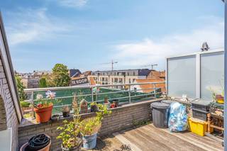 In residentie "Oost-Eindeken" bevindt zich dit instapklaar appartement (77m² bewoonbare oppervlakte, EPC 181, conforme elektrische keuring, lift aanwezig) te koop met 2 slaapkamers en gunstig georiënteerd terras. Langs de Stationsstraat te Maldegem geniet men van een uitstekende locatie vlakbij openbaar vervoer, buurtwinkels, scholen, sportcentrum en een vlotte verbinding richting Brugge, Knokke, Aalter, Eeklo... Het appartement is momenteel verhuurd.Indeling:Derde verdieping (77m² bewoonbare oppervlakte):- Inkomhal met gastentoilet;- lichtrijke woonkamer met ingerichte leefkeuken voorzien van oven, koelkast, vaatwasser, keramische kookplaat, dampkap en tal van kasten;- gunstig georiënteerd terras;- berging met aansluiting voor wasmachine, CV-installatie;- badkamer voorzien van ligbad met douchemogelijkheid en lavabo in meubel;- slaapkamer 1; - slaapkamer 2.Bestuursmaatregelen in het maatregelenregister: nee