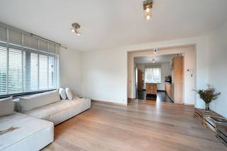 - Bekijk onze website www.koosi.be voor een uitgebreide omschrijving van dit eigendom -Op zoek naar een instapklare woning met mogelijkheid tot praktijk of tweewoonst?Dit recent eigendom, gebouwd in 2012, ligt tussen de dorpscentra van Kapellen en Putte. Het biedt uitzicht op weilanden en een vlotte verbinding naar de autostrade, winkels en openbaar vervoer.Het gebouw omvat momenteel twee wooneenheden (glvl=80m² en duplex=150m²). Beide correct verhuurd en goed onderhouden. Indeling: - GLVL - inkomhal, woonkamer(of praktijk) met open keuken, 1 slaapkamers, badkamer, berging en tuin. - 1E - woonkamer met ruime open leefkeuken, terras en berging/wasplaats. - 2E - 2 ruime slaapkamers, badkamer, bureaukamer/berging en bergzolder. - BUITEN - Tuin met aangelegd terras, tuinberging en garage. De keuze voor degelijke materialen en een kwalitatieve afwerking zorgt ervoor dat je zorgeloos kan intrekken. Daarnaast zorgen de goede isolatie, ventilatie, HR-beglazing en HR-condensatieketels voor een gunstig EPC en een laag verbruik.- Interesse? Aarzel niet om contact op te nemen via stef@koosi.be of 03/666.80.08 -