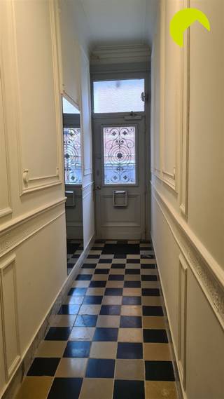 <p><span>Deze gerenoveerde studio is gelegen in een uitstekende buurt tussen Antwerpen centrum en Berchem. Tal van restaurants, winkels, parken en scholen bevinden zich op wandelafstand en maken dat het hier zeer aangenaam vertoeven is. Openbaar vervoer en een Velo-station zijn vlakbij aanwezig.</span></p><p><span> </span></p><p><span>Indeling:</span></p><p><span>We betreden de studio op de eerste verdieping en komen binnen in de lichtrijke en aangename leefruimte met open keuken. De keuken is praktisch ingericht en voorzien van een elektrisch kookvuur en een oven, ideaal voor wie graag zelf een maaltijd bereidt. Achteraan geeft de leefruimte rechtstreeks uit op het gezellige terras van 14 m². Deze aangename buitenruimte biedt de mogelijkheid om in alle rust te genieten van een koffie, een aperitief of een zonnige dag.</span></p><p><span>De badkamer is praktisch ingericht en voorzien van een douche, een lavabo en een toilet.</span></p><p><span> </span></p><p><span>Praktische info:</span><span> </span></p><ul><li><span>EPC 183 kWh/m²</span></li><li><span>Terras</span></li><li><span>Beschikbaar: 01/11/2026</span></li><li><span>Gemeenschappelijke kosten: 15/maand</span></li><li><span>Huurwaarborg: 3 maanden huur</span></li><li><span>Plaatsbeschrijving: €225</span></li></ul><p><span> </span></p><p><span>Boek nu zelf ONLINE uw afspraak in. Surf naar het betreffende eigendom op onze website <span>www.habicom.be</span></span><span> en klik op de roze knop </span><span>'PLAN EEN BEZOEK'</span><span>. <br />Kies het moment dat u het beste uitkomt, vul de gevraagde contactgegevens in en klik nadien op verzenden om te bevestigen.</span></p><p><span>Benieuwd naar de waarde van uw woning? Check het gratis op www.watismijnhuiswaard.be</span></p><p><span> </span></p>