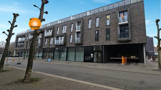 Dit nieuwbouwappartement op de 2de  verdieping heeft 2 slaapkamers, een inkomhal,  een badkamer,  een grote leefruimte met veel lichtinval en...