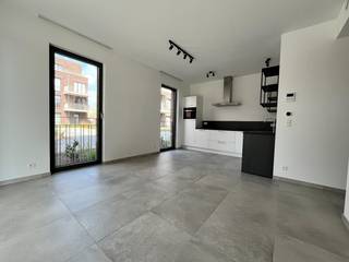Dit prachtig afgewerkte gelijkvloers appartement, waarbij extra aandacht werd besteed aan wooncomfort en het gebruik van kwaliteitsvolle materialen, is gelegen nabij het Galgenweel.<br /><br />Het appartement omvat een inkomhal die toegang biedt tot een ruime woon- en eetkamer met een gezellige open keuken. De keuken is uitgerust met een koelkast, kookplaat, combi-oven, dampkap, vaatwasser en opbergkasten. Via de woon- en eetkamer heeft u toegang tot het terras.<br /><br />Vanuit de hal bereikt u de wasplaats met aansluiting voor een wasmachine en/of droogkast en de technische installatie. Er is tevens een ruime slaapkamer en een badkamer met douchecel, een lavabo en het toilet.<br /><br />In de ondergrondse verdieping beschikt u over een privatieve autostaanplaats (met laadpunt) en een bergplaats.<br /><br />Het appartement is gelegen op wandelafstand van winkels, een park en openbaar vervoer, wat het ideaal maakt voor wie zoekt naar comfort en bereikbaarheid.<br /><br />Voor meer informatie of een bezichtiging, neem gerust contact met ons op!<br /><br />Ter info: Olga Lefeberplein 1 is een zijstraat van Eulalia Cambierstraat en Leo J. Krynlaan.