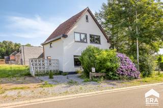 Deze ruime woning met een bewoonbare oppervlakte van ca. 238 m² biedt tal van mogelijkheden en is rustig gelegen in een groene omgeving, vlak bij de natuur. De woning is momenteel opgedeeld in twee wooneenheden, waardoor ze uitermate geschikt is als kangoeroewoning, zorgwoning of voor gezinnen die op zoek zijn naar extra ruimte.<br />Met 4 slaapkamers en de mogelijkheid om een 5de slaapkamer te creëren, beschikt deze eigendom over een flexibele indeling en veel potentieel om verder naar eigen wensen te moderniseren en in te richten.<br /><strong>Troeven:</strong>
<ul><li>Rustige ligging nabij natuurgebieden</li><li>Ideaal als kangoeroewoning of zorgwoning</li><li>Centrale verwarming op aardgas</li><li>4 slaapkamers (mogelijkheid tot 5)</li><li>Ruime bewoonbare oppervlakte van ca. 238 m²</li><li>Tal van mogelijkheden voor eigen invulling</li></ul>
<strong>Indeling:</strong><br /><strong>Wooneenheid 1: </strong>inkomhal, woonkamer met open keuken, badkamer, 3 slaapkamers en kelder<br /><strong>Wooneenheid 2: </strong>inkomhal/polyvalente ruimte, woonkamer, keuken, badkamer, 1 slaapkamer, Vide met mogelijkheid tot inrichting van een tweede slaapkamer, berging<br /><br />Bent u op zoek naar een ruime woning met een flexibele indeling en tal van mogelijkheden? Dan is deze eigendom zeker een bezoek waard. Ontdek zelf het potentieel en de rustige ligging die deze woning te bieden heeft.