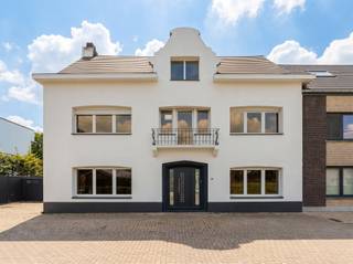<p><strong>Instapklare, hoogwaardig afgewerkte woning met 7 slaapkamers op een perceel van 502 m² in Westerlo. EPC B-label (187 kWh/m²)<br /><br />Ligging:</strong><span> Gelegen nabij het centrum van Heultje. Winkels, scholen, bushaltes, ... liggen bijgevolg in de onmiddellijke omgeving. Verbindingswegen naar andere gemeenten zijn vlot bereikbaar. </span></p>
<p><strong>Indeling: </strong>Inkom, woonkamer, eetkamer, keuken, veranda, 7 slaapkamers, 2 badkamers en kelder.</p>
<p><strong>Beschrijving:</strong><span> </span><span>Via de inkomhal betreedt u de ruime en lichtrijke leefruimte, bestaande uit een gezellige woonkamer en eetkamer. Aansluitend bevindt zich de instapklare keuken met kookeiland. Vervolgens is er een veranda met een mooi uitzicht op de tuin. </span><span>Op het gelijkvloers vindt u bovendien een volwaardige slaapkamer en een badkamer, wat de woning ook geschikt maakt voor wie gelijkvloers wil wonen. </span><span>De eerste verdieping beschikt over vier slaapkamers, waarvan één doorloopkamer, en een tweede badkamer. De ingerichte zolderverdieping doet momenteel dienst als extra leefruimte, maar kan volledig naar eigen wens worden ingericht, bijvoorbeeld als hobbyruimte, slaapkamer of speelkamer. Extra bergruimte is voorzien in de zolderberging en de kelder. </span><span>Buiten geniet u van een verzorgde, volledig omheinde en zuidgerichte tuin, waar privacy en rust centraal staan. Deze instapklare woning biedt een royale bewoonbare oppervlakte en is de ideale keuze voor wie op zoek is naar ruimte, comfort en tal van mogelijkheden.</span></p>
<p><span></span>Extra troeven van deze woning:<br />- Zonnepanelen<br />- EPC-Label B (187 kWh/m²)<br />- Instapklaar<br /><br />Kortom, een duurzame woning afgewerkt met kwalitatieve materialen en een hoogwaardige afwerking, gelegen in een rustige en aangename omgeving.<br /><br /><strong>Bijzondere informatieplicht:</strong><span> </span>in aanvraag.</p>