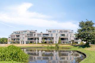 Geafficheerde prijs is excl. 12% registratierechten en 21% BTW. <br /><br />Deze prachtige penthouse met rondom rond terrassen kijkt uit over het mooi aangelegde park met vijver. Een ideaal appartement voor wie rust wenst te combineren met een optimale bereikbaarheid. <br />Op wandelafstand van het centrum gelegen, in het park, maar toch vlot bereikbaar met de autosnelweg. Dichtbij Varsenare, dichtbij Brugge en de kust. Een centrale groene rustige ligging. <br /><br />Indeling: inkomhal met vestiaire en handige berging. Apart toilet met lavabo. Toegang naar de open leef- en eetruimte met keuken. <br />Aan de andere zijde bevinden zich 2 slaapkamers en 1 badkamer. <br />Iedere ruimte geeft toegang naar het uitzonderlijk zonovergoten terras met ruime terrasberging. <br /><br />Geniet bovendien van 5 jaar lang 100% korting op jouw onroerende voorheffing dankzij de energieperformantie van deze penthouse. <br />Een unieke kans. <br /><br />De ondergrondse parkeerplaats is eveneens inbegrepen in de prijs. Ontdek de mogelijkheden tijdens een individueel bezoek ter plaatse. <br /><br />Voor meer informatie, contacteer Margaux op margaux@vestadevelopment.be of op het rechtstreeks nummer 0479 61 53 82.