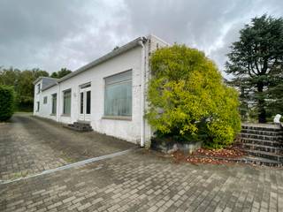 Dit multifunctioneel pand met bovenliggend appartement en aanhorende grond is gelegen vlakbij de oprit van de E313 en op enkele minuten van het Tongerse stadscentrum.<br />In het verleden heeft dit complex dienst gedaan als feestzaal, maar er zijn tal van opties mogelijk. Momenteel is het pand ingericht als muziekstudio met onthaalruimte, burelen, opnamestudio, keuken en sanitaire voorzieningen. <br /><br />Het betreft een pand met een bruikbare oppervlakte van:<br />Gelijkvloers: 275m²<br />Verdieping 1 (appartement): 55m²<br />Verdieping -1: (garage + kelder): 65m²<br /><br />Extra:
<ul>
	<li>aanwezigheid van zonnepanelen 10.000 kWh met certificaten tot 2032;</li>
	<li>dakbedekking EPDM vernieuwd in 2008;</li>
</ul>
<br />Het perceel kan eventueel ook dienst doen als projectgrond!<br /> 