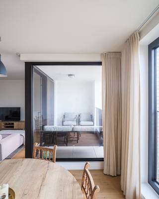 <strong>Lichtrijk appartement met twee volwaardige slaapkamers en zonneterras nabij het Baudelopark.</strong><br /><br />Op een toplocatie nabij het Industriemuseum en het Baudelopark bevindt zich dit lichtrijke appartement met twee slaapkamers. Ook Dok Noord, met zijn winkels, restaurants en hotspots liggen op wandelafstand.<br /><br /><u>Indeling van het appartement op de tweede verdieping:</u><br />Aan de voorzijde bevindt zich de open leefruimte, ingedeeld in een zit- en eetgedeelte. De keuken sluit mooi aan en is voorzien van alle huishoudtoestellen. Aansluitend bevindt zich een praktische berging met aansluiting voor wasmachine.<br /><br />Vanuit de leefruimte is er toegang tot het overdekte en zonnige terras.<br /><br />Aan de rustige achterzijde bevinden zich twee volwaardige slaapkamers. Op de hal een toilet en de badkamer met dubbele wastafel en inloopdouche.<br /><br />In de residentie is er een privatieve kelder en drie fietsstaanplaatsen inbegrepen in de prijs.<br />Daarnaast bestaat de mogelijkheid tot aankoop van twee comfortabele ondergrondse autostaanplaatsen (50.000 €/staanplaats).<br /><br /><strong>Een instapklaar appartement met sterke troeven, op een rustige en gegeerde locatie nabij het bruisende stadsleven.</strong>