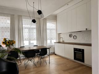 Welkom in een appartement dat vanaf het eerste moment als thuiskomen voelt.<br /><br />Dit bijzondere triplex-appartement aan de Biekorfstraat 78 bus 201 combineert een warme, huiselijke sfeer met veel licht, karakter en een verrassend ruimtelijk gevoel. De speelse indeling over drie niveaus zorgt voor een natuurlijke scheiding tussen wonen, werken en slapen, terwijl de open ruimtes tegelijk uitnodigen om samen te zijn met vrienden en familie.<br /><br />Bij de inkom bevindt zich een multifunctionele ruimte die perfect kan dienen als bureau of dressing. Aansluitend ligt de stijlvolle badkamer met modern wastafelmeubel, keienmozaïekvloer en een bijzonder houten bad in Japanse stijl.<br />Via de sfeervolle trap bereikt u de ruime, open leefverdieping met gezellige woonkamer en volledig uitgeruste leefkeuken. De authentieke massieve plankenvloer zorgt voor warmte en karakter, terwijl de grote raampartijen de ruimte vullen met natuurlijk licht.<br />Vanuit de leefruimte leidt een charmant trapje rechtstreeks naar het ruime, privatieve dakterras met houten terras en bamboe omheining. Een beschutte plek om te ontbijten, te ontspannen of lange zomeravonden door te brengen.<br />De aangrenzende hal biedt toegang tot een praktische, afzonderlijke wasruimte en de trap naar de bovenste verdieping. Onder het schuine dak bevinden zich drie volwaardige slaapkamers en een apart toilet, waardoor de slaapzone mooi afgescheiden is van de leefruimtes.<br />Ook technisch biedt het appartement het nodige comfort. Het dak werd vernieuwd, alle ramen zijn voorzien van dubbel en/of hoogrendementsglas, keuken, badkamer en gasketel werden vernieuwd.<br />De ligging vormt een extra troef. Park Spoor Noord ligt vlakbij, ideaal voor wandelen, sport en ontspanning. Ook scholen, winkels en andere voorzieningen bevinden zich in de directe omgeving. Dankzij de vlotte verbinding met de Antwerpse Ring en de E17 is dit bovendien een praktische uitvalsbasis. Asbest attest in aanvraag. Kijkdagen op 26/8 en 30/8.