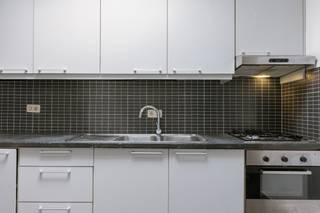 In het centrum van Eernegem bevindt zich deze te renoveren gezinswoning met heel wat potentieel. Dankzij de centrale ligging bevinden scholen, winkels en andere voorzieningen zich op korte afstand en geniet u van een vlotte verbinding naar Oostende, Torhout en Brugge.<br /><br />Bij het binnenkomen wordt u verwelkomd in een ruime inkomhal die toegang geeft tot de leefruimte en aansluitende keuken. De lichtkoepel boven de keuken zorgt voor een aangename hoeveelheid natuurlijk daglicht. Achteraan bevindt zich de badkamer met inloopdouche en toilet.<br /><br />Op de eerste verdieping zijn er twee volwaardige slaapkamers aanwezig. De tweede verdieping beschikt over een derde slaapkamer en een extra ruimte die perfect kan dienen als bureau, kinderkamer of berging. Daarnaast beschikt de woning over een droge kelder, ideaal als extra opslagruimte.<br /><br />Achter de tuin bestaat bovendien de mogelijkheid om een aansluitend perceel grond van 995 m² optioneel bij aan te kopen.<br /><br />Troeven:<br />• Startprijs van €149.000<br />• 3 slaapkamers<br />• Extra ruimte voor bureau of berging<br />• Droge kelder<br />• Centrale ligging in Eernegem<br />• Vlotte verbinding naar Oostende, Torhout en Brugge<br />• Optioneel perceel grond van 995 m² bij aan te kopen<br />• Renovatieproject met veel potentieel<br /><br />Deze woning vormt een uitstekende opportuniteit voor wie op zoek is naar een renovatieproject dat volledig naar eigen smaak kan worden ingericht.<br /><br />Enkele afbeeldingen werden digitaal gevisualiseerd en dienen louter als inspiratie voor de mogelijke inrichting en afwerking van de woning.<br /><br />Voor meer informatie of een bezoek, contacteer Eva via 0475 69 38 22 of via eva@vicusvastgoed.be.