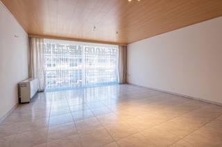 Bent u op zoek naar een ruim appartement op een toplocatie? Dan is dit een buitenkans.
Dit appartement bevindt zich op de derde verdieping in het hart van Westende-Bad en beschikt over één zeer ruime slaapkamer, een lichte en ruime woonkamer en twee terrassen waar u op elk moment van de dag van de buitenlucht kunt genieten.
De ligging is een absolute troef. Alles bevindt zich op wandelafstand: de nieuwe zeedijk, het strand, de bakker, beenhouwer, apotheek, krantenwinkel, schoenen- en kledingzaken en het openbaar vervoer.
Extra pluspunten:
Private kelder.
Elektrische installatie conform.
EPC: 225 kWh/m² jaar (label C).
Asbestveilig.
Kom dit appartement zelf ontdekken en vorm uw eigen mening. Misschien wordt dit wel uw nieuwe thuis of de ideale tweede verblijfplaats aan zee! Info 0471 10 63 68