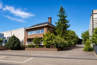 Industriegrond met woning (285m²) &amp; loods (800m²) te Machelen! Gelegen in donkerpaars industriegebied. WONING. Indeling gelijkvloers: inkomhal, apart toilet, grote woonkamer, keuken, wasplaats en douchekamer. Indeling 1ste verdieping: nachthal, 4 slaapkamers en badkamer met lavabo, ligbad, bidet en toilet. Volledig onderkelderd met garage en grote bergzolder aanwezig. LOODS. Bureel, werkplaats en 22 opslagboxen aanwezig. Strategisch zeer goed gelegen, op een boogscheut van E40 - E19 en luchthaven Zaventem. Op wandelafstand van openbaar vervoer.