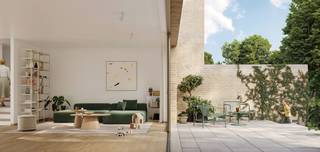 In Sint-Amandsberg, net buiten het centrum van Gent, ontstaat een uniek woonproject op een plek met karakter. Waar ooit een historische tuinvilla stond, verrijst binnenkort Het Porfier: een hedendaagse en duurzame woonplek met 27 appartementen, 8 gezinswoningen en een kantoorruimte, harmonieus ingebed in het groen.

Het Porfier is uitstekend gelegen: op wandelafstand van scholen, winkels, parken en buurtvoorzieningen. Per fiets ben je in een kwartier in Gent-centrum. Ook de R4, E17 en E40 zijn vlot bereikbaar. Parkeren doe je ondergronds; fietsen stal je veilig in de grote, collectieve fietsenstalling. Rond een autoluw erf en een royale landschapstuin groeit hier een leefomgeving die rust ademt en tegelijk verbonden blijft met de stad. De site grenst aan een natuurgebied dat niet alleen het uitzicht bepaalt, maar ook het ritme van het wonen.

Van compacte appartementen tot ruime woningen met tuin of terras – Het Porfier biedt licht, lucht en comfort in overvloed. Zuid- of westgerichte leefruimtes met terras, grote raampartijen en een doordachte indeling zorgen voor een open gevoel, het hele jaar door. Met geothermie, passieve koeling en warmterecuperatie is Het Porfier klaar voor de toekomst. Autoluw, energiezuinig en ontworpen met oog voor elke vierkante meter natuur.

Dit type halfopen woning omvat op het gelijkvloers inkomhal met apart toilet, open keuken met eetplaats, berging en leefruimte met groot schuifraam naar het terras en tuin. Op verdieping 1 vinden we een apart toilet, twee slaapkamers, bureauruimte en badkamer. Op de bovenste verdieping hebben we de master bedroom met badkamer en berging. De woningen zijn volledig volgens eigen smaak in te richten.

Contacteer ons snel en ontvang als eerste alle informatie!
