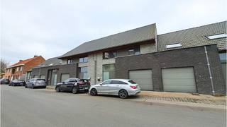 <strong>Prachtige en recente 3-slaapkamerwoning</strong> met <strong>grote TUIN</strong> en <strong>GARAGE </strong>op een zeer goede ligging in <strong>Elverdinge</strong>, vlakbij een bakkerij, beenhouwerij en dagbladhandel. Gelegen in een zijweg van de Veurnseweg en de verbindingsweg tussen Elverdinge en Boezinge. Een energiezuinige en kwalitatief afgewerkte woonst met een <strong>vlotte verbinding met de Noorderring, Ieper, Veurne en Diksmuide. </strong><br />Troeven : <br /><strong>+ Energielabel A!</strong><br />+ Vloerverwarming op gelijkvloers!<br />+ Hoogwaardige kwaltatieve afwerking en inrichting!<br />Gegarandeerd woonplezier in deze eigentijdse en comfortabele woning met een bruikbare vloeroppervlakte van 250 m²<br /><br />Omvat een inkomhal met gastentoilet, een ruime leefruimte met modern geïnstalleerde open keuken met eiland, trappenhal, 3 slaapkamers (1 ervan met dressing), ruime volledig ingerichte badkamer, garage met sectionale poort, een grote zolder en een zuid-gericht onderhoudsvriendelijke tuin met tuinhuis voorzien van verlichting en stopcontact. <br />#leukwonen #elverdinge #ieper<br /><br />Beschikbaar  1 maart 2026