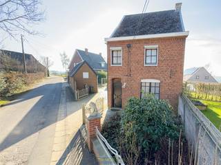 Située dans le CHARMANT HOREBEKE, au cœur des ARDENNES FLAMANDES, cette AUTHENTIQUE MAISON INDÉPENDANTE se trouve sur un GRAND TERRAIN d’environ...